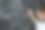 一个女孩手的特写。化学课上，用白色粉笔写公式。黑板上。图片下载