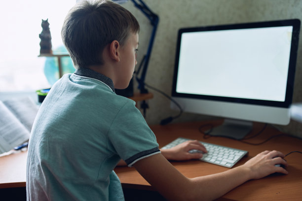 在家工作和家庭教育的概念。图片下载