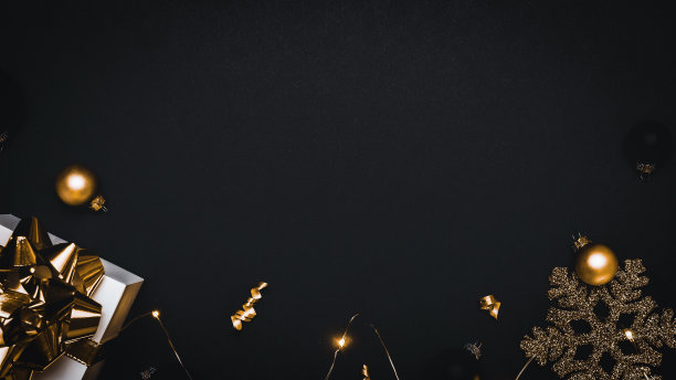 寒假快乐。白色礼物与金色蝴蝶结，金球和闪闪发光的花环在圣诞节装饰在贺卡的黑色背景。副本的空间。寒假，新年。图片下载