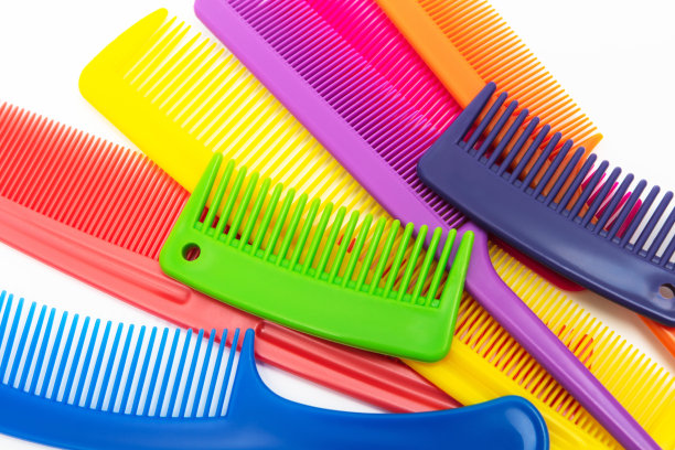 一套美丽的梳子在一个白色的背景图片下载