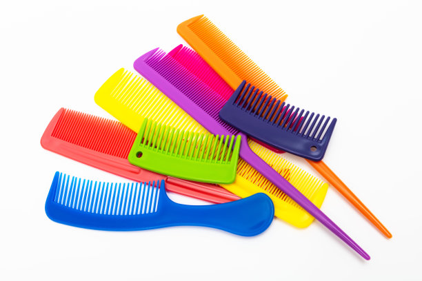 一套美丽的梳子在一个白色的背景图片下载