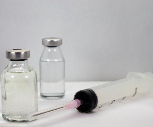 白色背景的疫苗瓶和注射器图片下载
