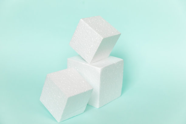 蓝色背景上的白色矩形立方体形状。最小的盒子几何形式的讲台。空荡荡的无品牌店面。化妆品展柜。模型风格设计。美容与美的观念图片下载