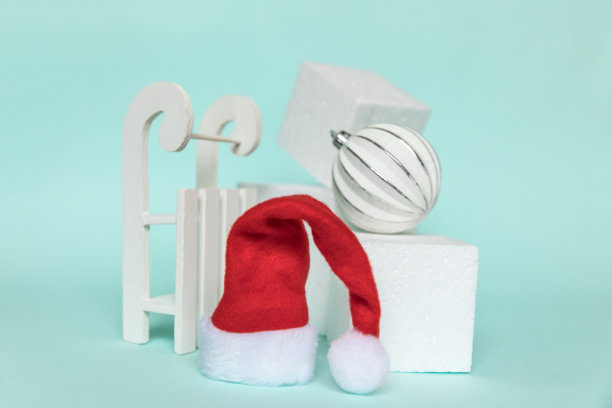 简单的最小组成，冬季物体装饰和立方体形状几何形态裙房孤立的蓝色粉彩背景。12月圣诞新年时间为庆祝概念。空间模型,复制图片下载