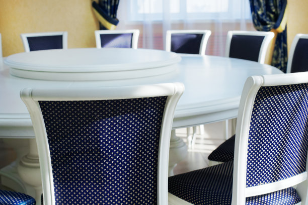 空的白色圆桌会议桌子和椅子。外交的背景。图片下载