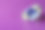 粉碎的糖果包装纸和金属黑色夹在紫色的背景。图片下载