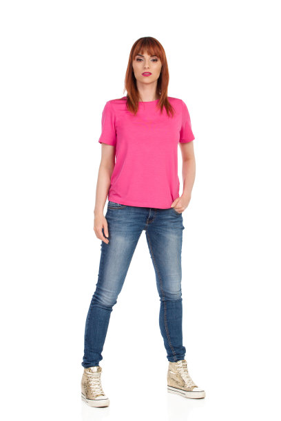 认真的年轻随意的女人手插在口袋里图片下载