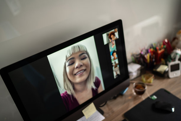 朋友们在家里视频通话图片下载