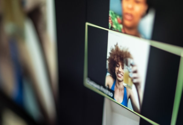 朋友们在家里视频通话图片下载