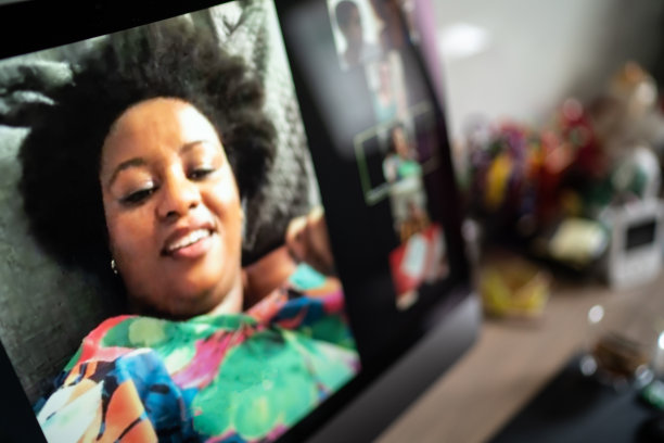 朋友们在家里视频通话图片下载