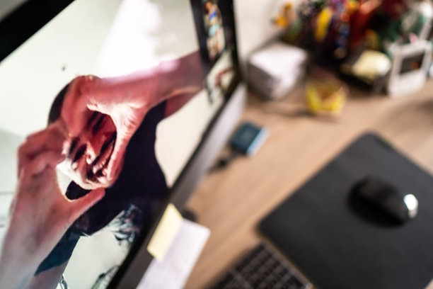 朋友们在家里视频通话时打手势图片下载