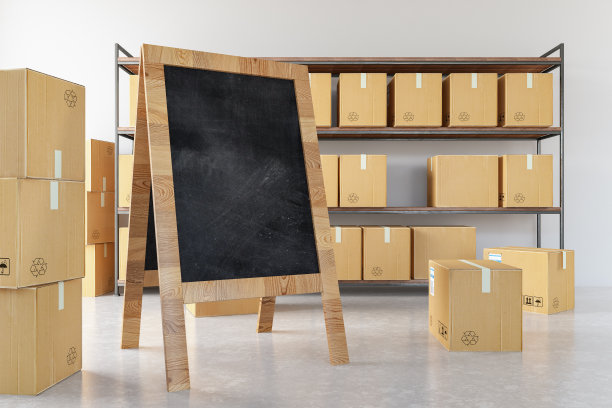 仓库货架和黑板上的纸箱图片下载
