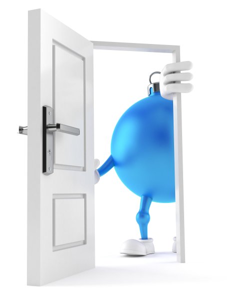 圣诞装饰物人物站近开门图片下载