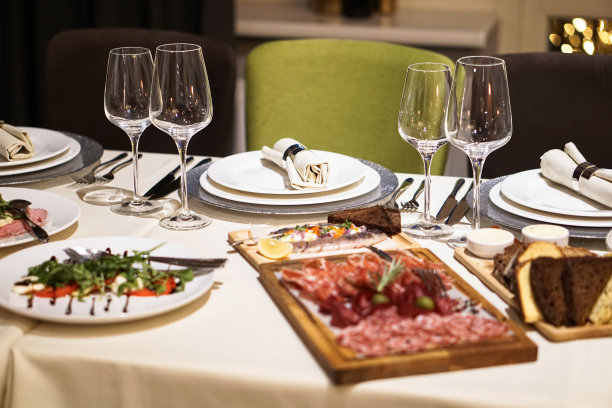 餐厅新年餐桌上的菜做得很好。在咖啡馆或家里度过圣诞之夜。设计素材照片图片下载