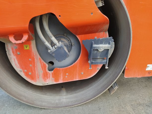 压路机轮。紧凑型压路机把柏油沥青碾平。道路和施工设备。2020年10月18日，塞尔维亚，斯雷姆斯卡图片下载