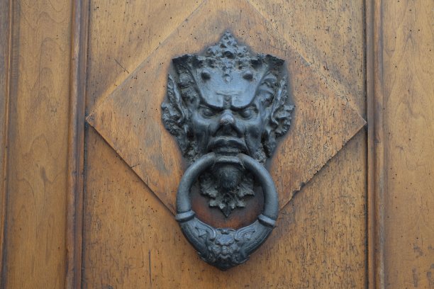 古怪的旧和华丽的门环图片下载