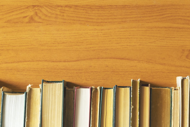 以木头为背景的旧书图片下载