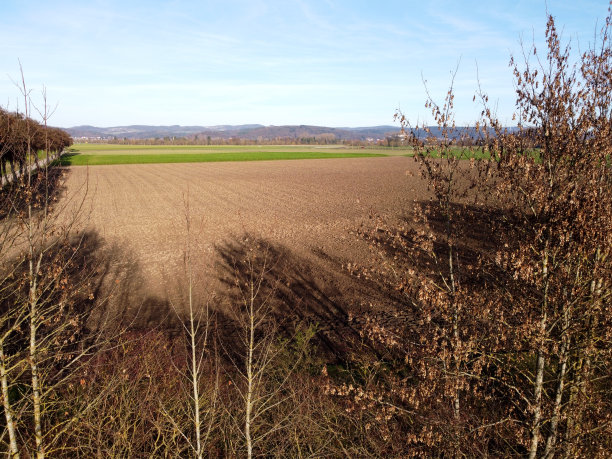 11月一个晴朗寒冷的日子，在巴伐利亚收割的田野图片下载