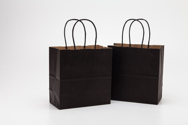 空的黑色购物纸袋在白色的背景图片下载