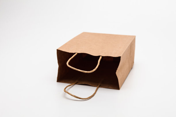 清空购物或其他垃圾用的打开的棕色纸袋图片下载