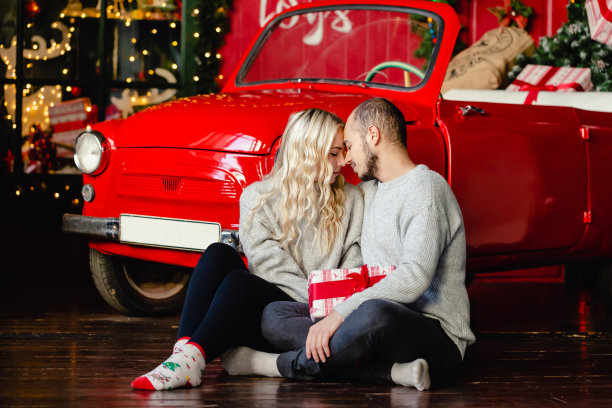 爱的夫妇拥抱在圣诞节的背景图片下载