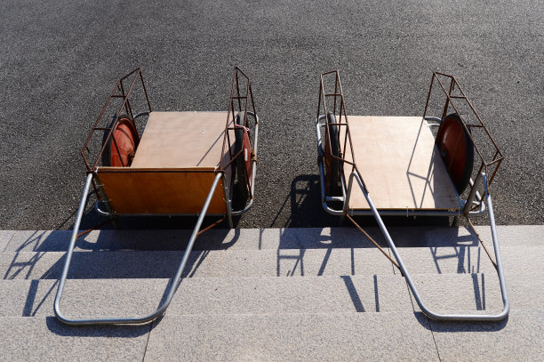 楼梯上有两辆手推车。图片下载