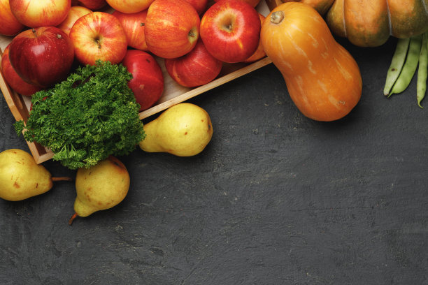 俯视图蔬菜组成与南瓜和苹果在黑色的背景图片下载