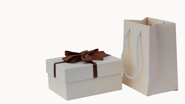 圣诞礼盒，新年礼盒，彩色礼盒，村民和白色纸袋白色背景图片下载