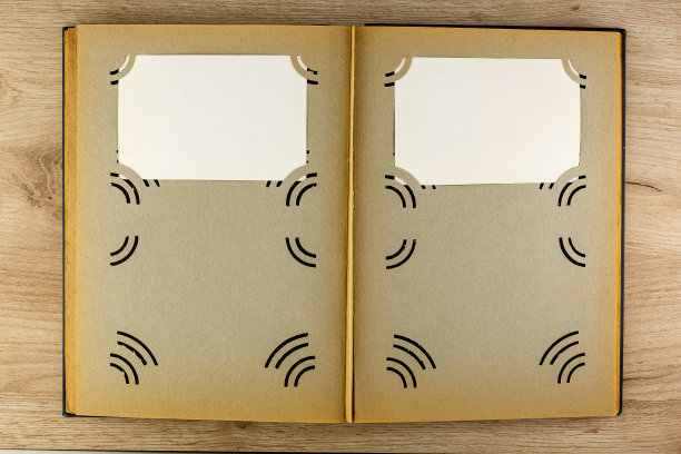 一个打开的旧相册，在相册的顶部有照片和文本的空间。图片下载