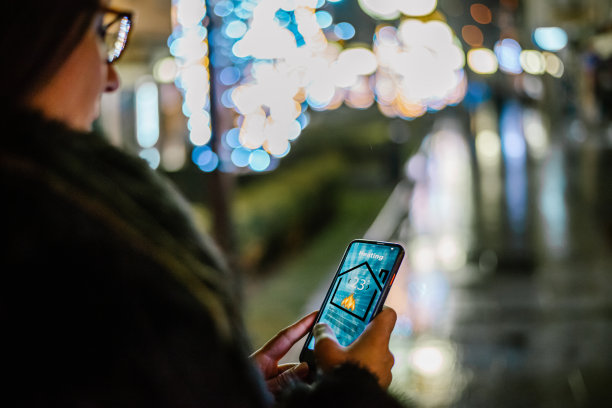 女人在智能手机上寻找应用程序图片下载