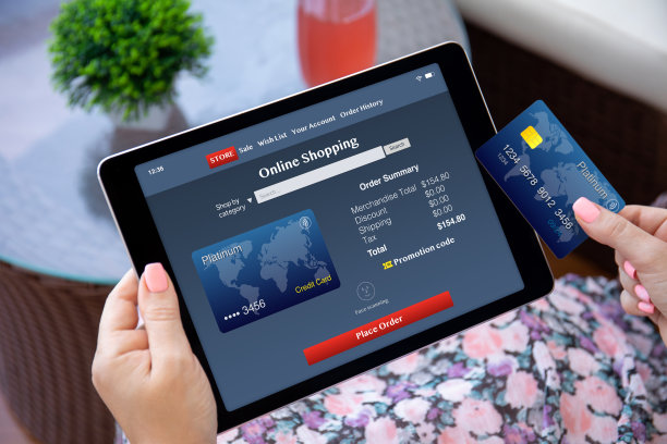 女性手中握着电脑平板app网上购物塑料卡图片下载