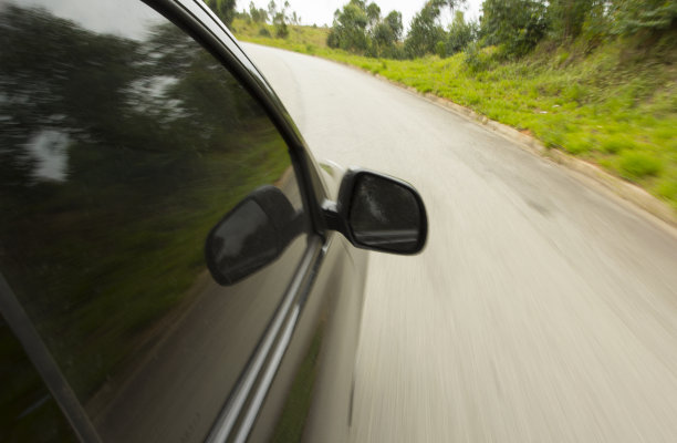 在弯道上加速一辆黑色汽车图片下载