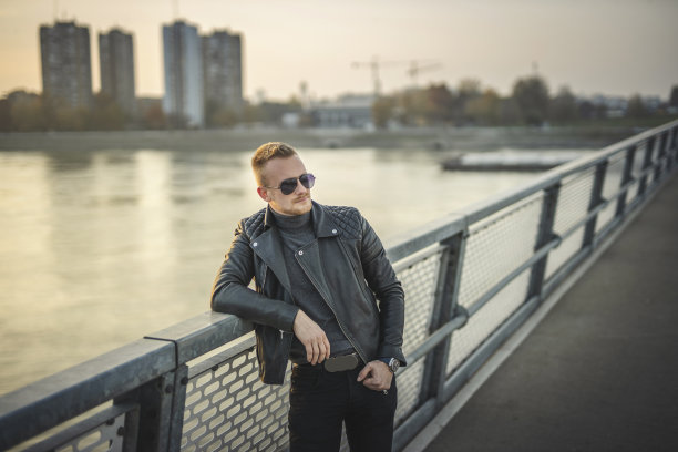 严肃的时尚男士户外肖像图片下载