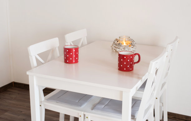 木桌上的红色圆点马克杯图片下载