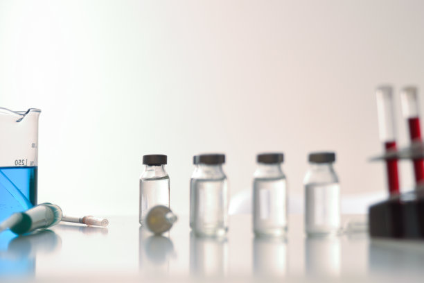 用化学玻璃器皿在实验台上进行疫苗瓶研究的概念图片下载