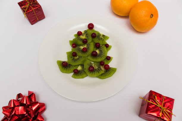 猕猴桃和浆果制成的圣诞食用树。新年美食艺术概念图片下载