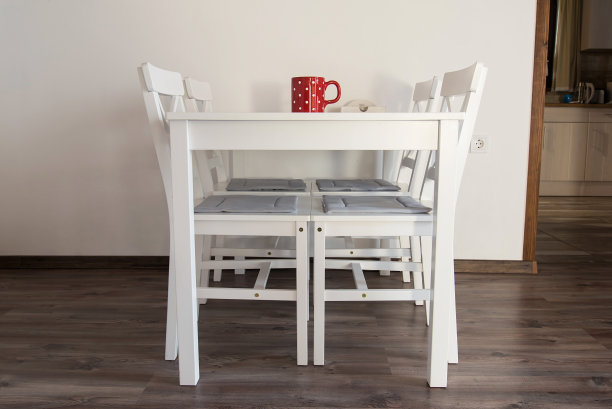 红色圆点马克杯图片下载