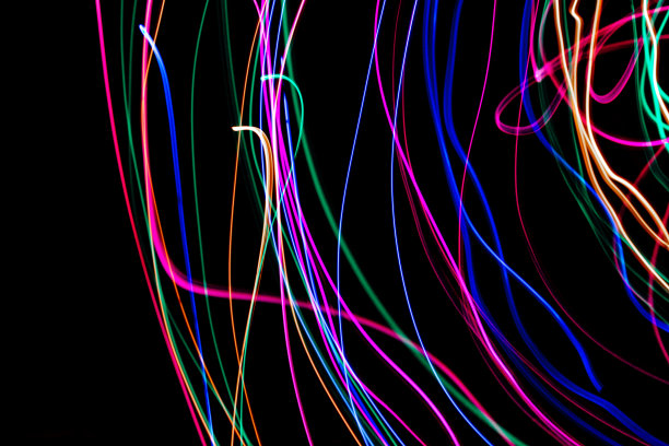 多色光画摄影，蓝色，绿色和红色的光线在黑色的背景下旋转和弯曲。图片下载
