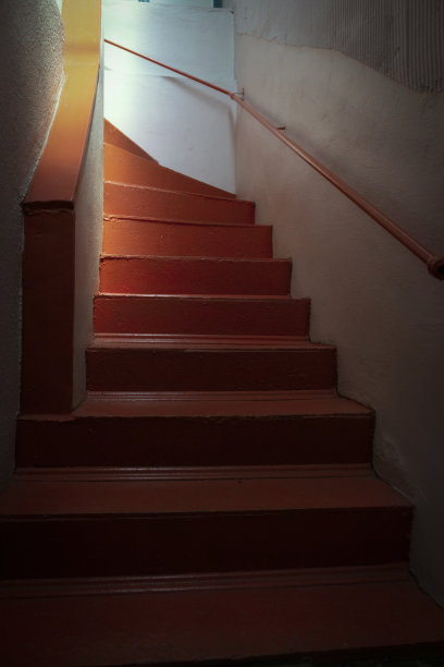 空白的红色的楼梯图片下载