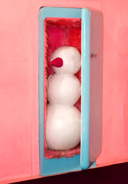 粉红色背景下的蓝色冰箱里的白色雪人图片下载