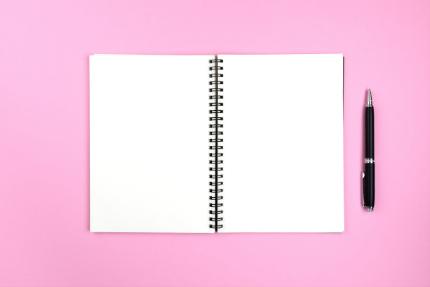 打开螺旋记事本和铅笔在粉红色的背景图片下载