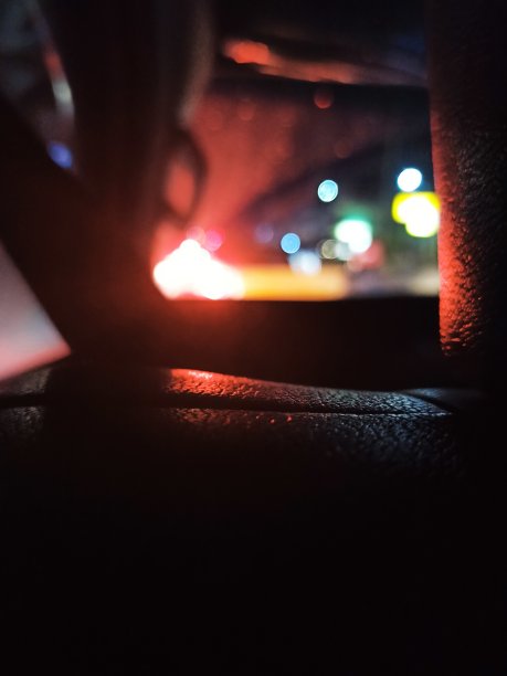 在夜之车里的路图片下载