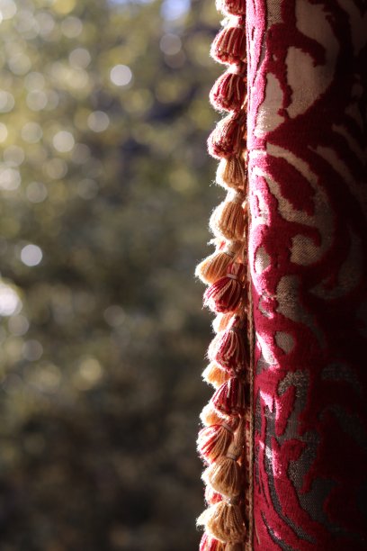 肖像形象的重锦流苏红窗帘与软灰绿色复制空间图片下载