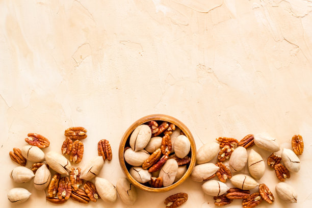 俯视图的山核桃坚果设置。食品的背景图片下载