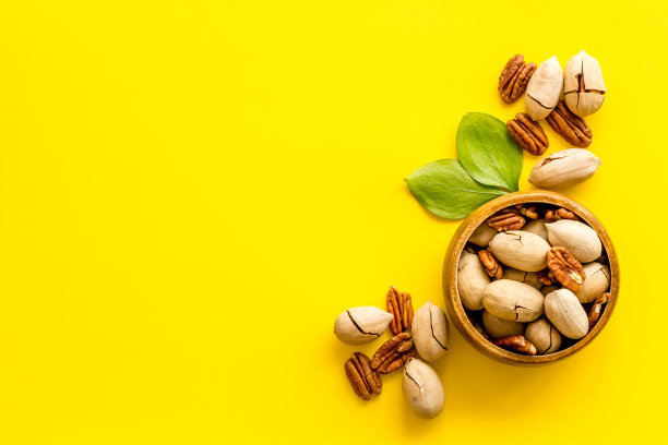 素食零食-山核桃坚果碗，俯视图图片下载