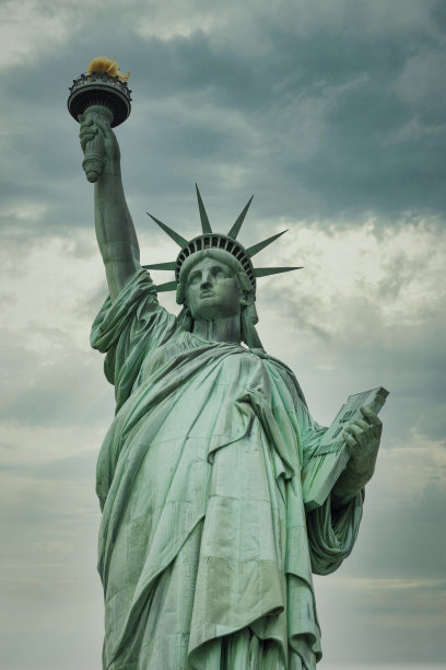 纽约，自由女神像映衬着壮观的天空图片下载