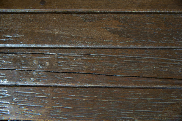 在木头表面上涂漆图片下载