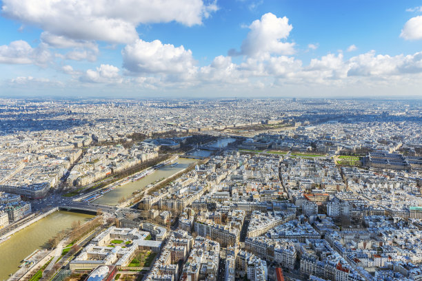 塞纳河勾勒出巴黎的天际线图片下载