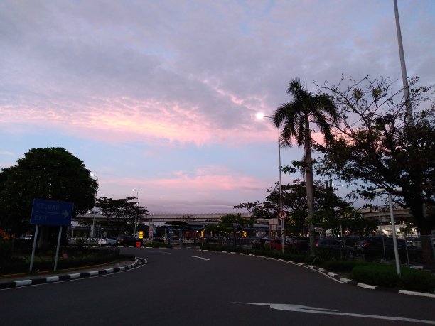 机场清晨的天空图片下载