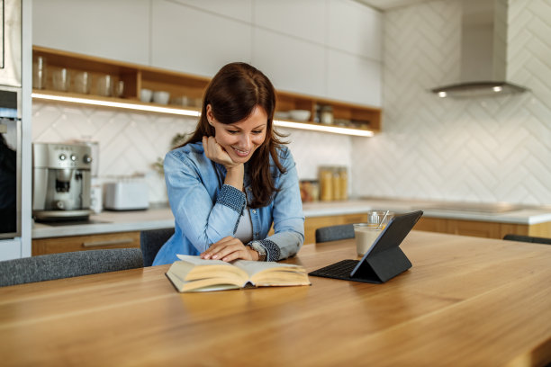 花时间呆在家里，一个人，休息。图片下载